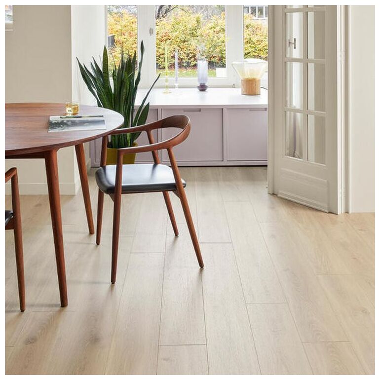 Jasne panele laminowane Bloom Sand Natural o strukturze drewna dębowego z delikatnymi słojami - zdjęcie nr: 6