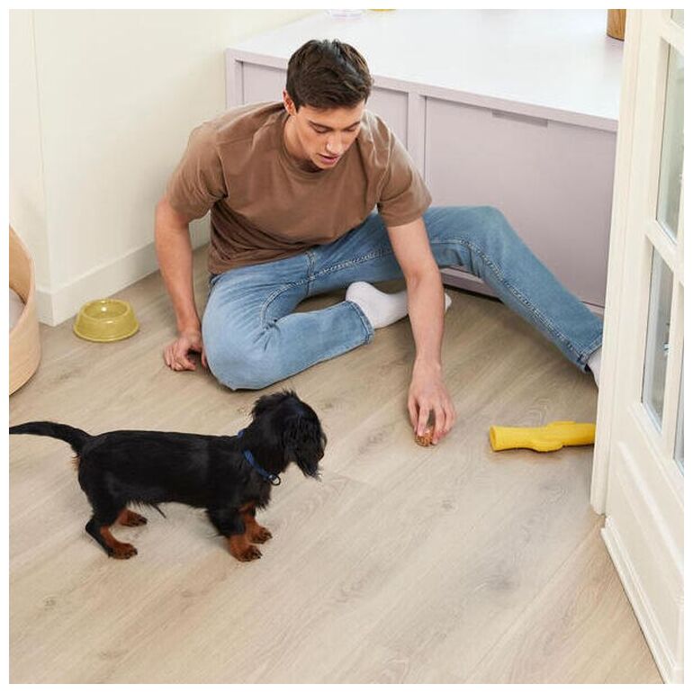 Panele laminowane Bloom Sand Natural z jasnym piaskowym dekorem dębu i wyraźnymi sękami - zdjęcie nr: 5