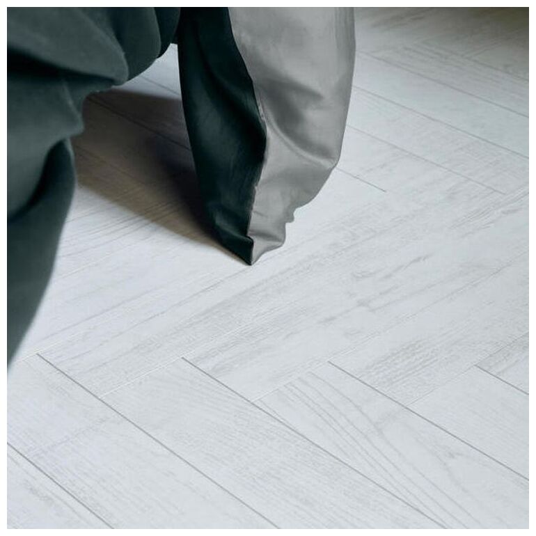 Jasne panele laminowane Chestnut White w układzie jodełki z widocznymi słojami drewna - zdjęcie nr: 6