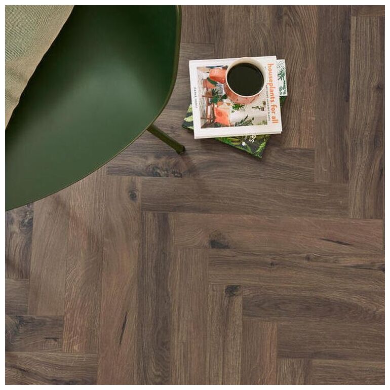 Panele laminowane Gyant Dark Brown 62002704 w układzie jodełki o ciepłym brązowym odcieniu - zdjęcie nr: 6