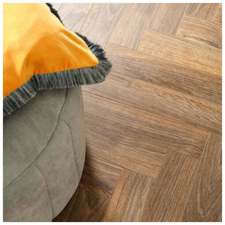Panele laminowane Java Brown 62002718 w jodełkę o ciepłym brązowym odcieniu z szarymi tonami - zdjęcie nr: 4