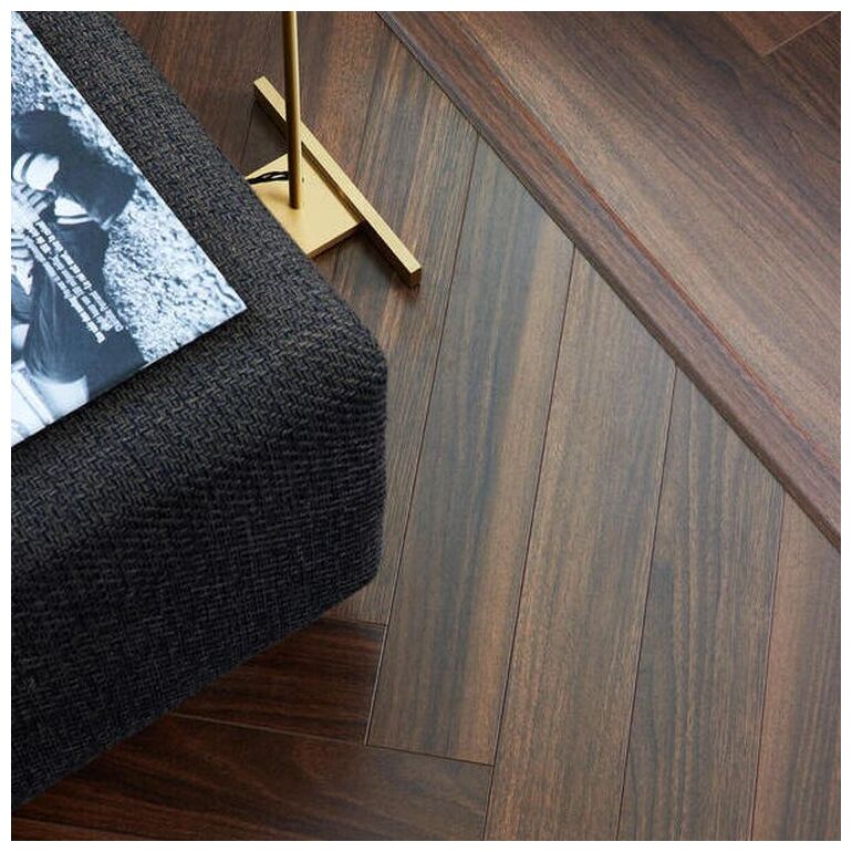 Ciemnobrązowy panel Walnut Brown 62002731 w jodełkę z matowym wykończeniem i wzorem drewna - zdjęcie nr: 4