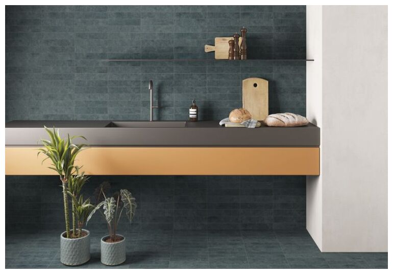 Matowy gres Stage Denim 6x30 o kamieniopodobnej fakturze w ciemnym odcieniu z przebarwieniami - zdjęcie nr: 3