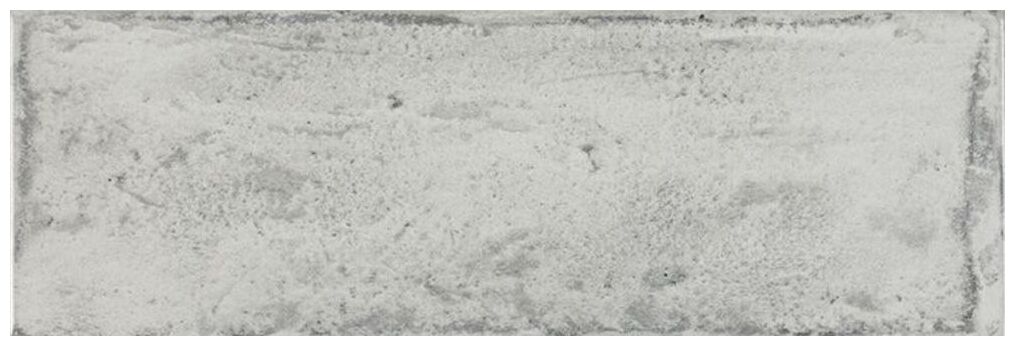 Szara płytka ścienna Arles Silver o błyszczącej powierzchni z delikatnym nieregularnym wzorem