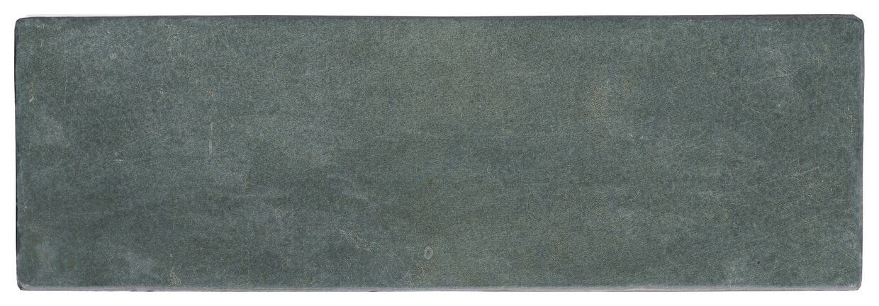 Matowa zielona płytka Sahn Green 6,5x20 cm o prostokątnym formacie i jednolitej strukturze