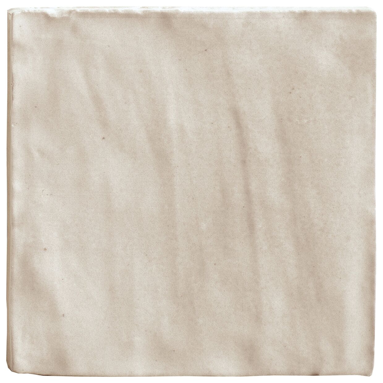 Mała matowa płytka ścienna Sahn Sand 10x10 w kremowym kolorze z delikatnymi zmarszczeniami